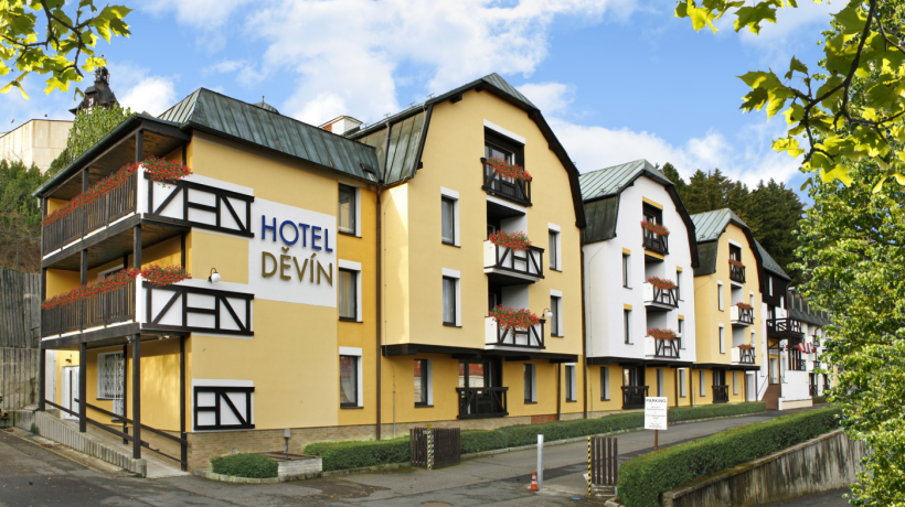 Spa Hotel Děvín uprostřed Slavkovského lesa nabízí široký výběr služeb včetně lázeňské léčby pod jednou střechou.