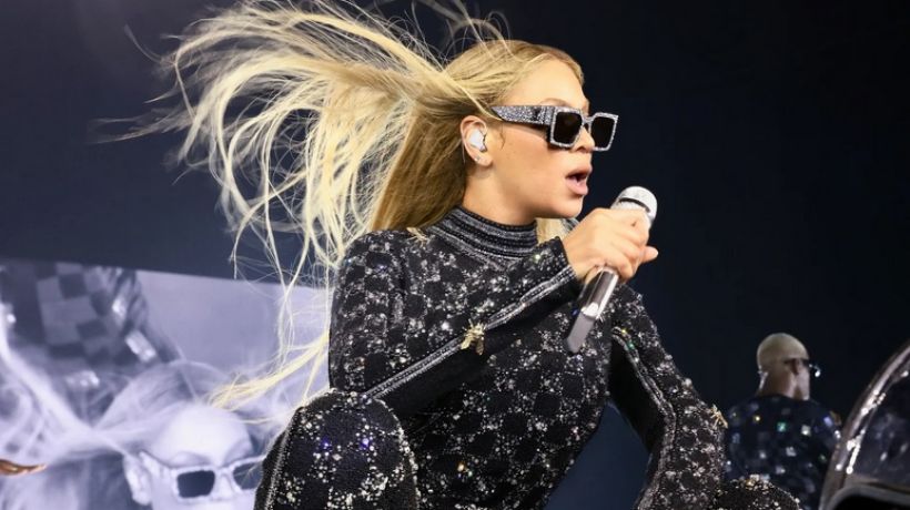 Beyoncé na svém turné v Deitroitu oblékla kostým od Louis Vuittona, který navrhl Pharrell Williams