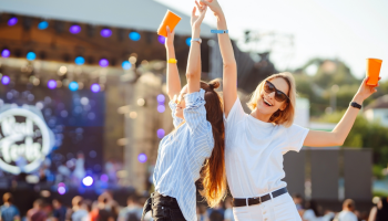 Neuhasínající trendy letních festivalů. Nechť módní zábava trvá věčně