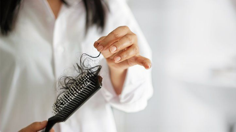 Co způsobuje vypadávání vlasů? Jak podpořit jejich růst a sílu.