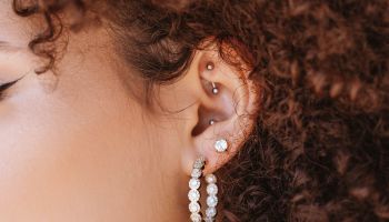 Plánujete ušní piercing? Chrupavka bolí nejvíc, s novou náušnicí nehýbejte