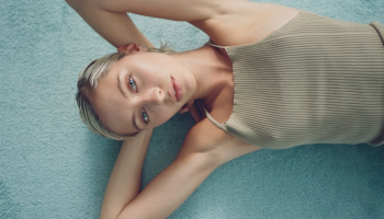 Podzimní kolekce Zara sází na modelku Iris Law a pletené kousky