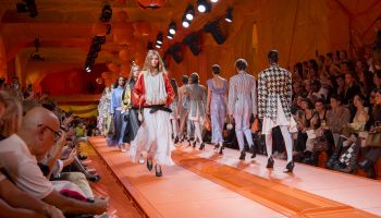 Nicolas Ghesquière představil jarní kolekci Louis Vuitton ideální pro cestování. Přehlídka se konala na staveništi, kde do budoucna vznikne mega komplex módního domu