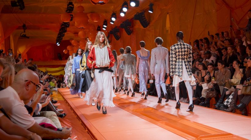 Nicolas Ghesquière představil jarní kolekci Louis Vuitton ideální pro cestování. Přehlídka se konala na staveništi, kde do budoucna vznikne mega komplex módního domu