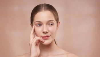 Pleť prozářená vitamínem C zpomaluje proces stárnutí, obnovuje kolagen a bojuje proti pigmentovým skvrnám