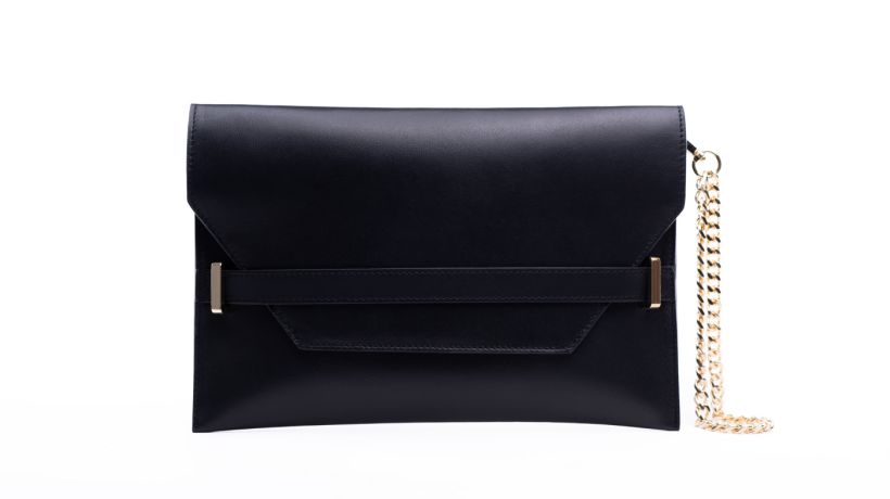 Spolupráce českých designérek dala vzniknout koženému psaníčku propojujícímu minimalismus Lucie Kalousové s perfekcionalismem Elišky Tomkové