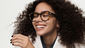 Herečka Antonia Gentry ze seriálu Ginny & Georga představuje sezonní kolekci brýlí Warby Parker