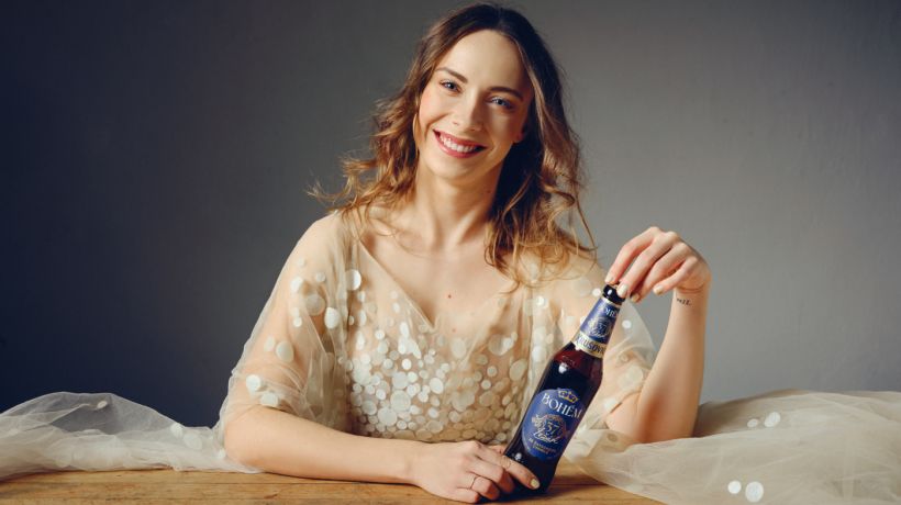 Šaty navržené z piva Jakubem Polankou pro Pilsner Urquell vydražila nová group brand manažerka Krušovic