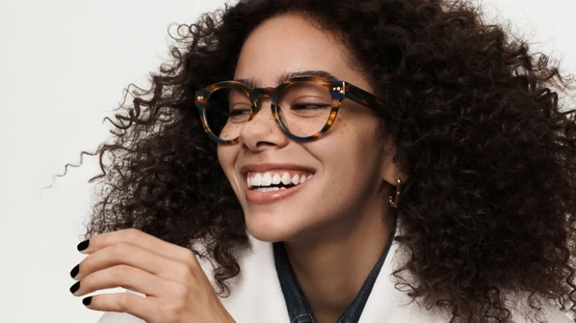 Herečka Antonia Gentry ze seriálu Ginny & Georga představuje sezonní kolekci brýlí Warby Parker