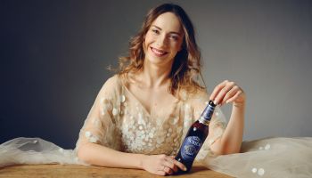 Šaty navržené z piva Jakubem Polankou pro Pilsner Urquell vydražila nová group brand manažerka Krušovic