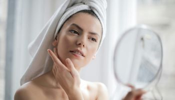 Jak pečovat o pleť po náročné zimě? Základem je zasloužená regenerace, radí dermatoložka Eva Harapátová