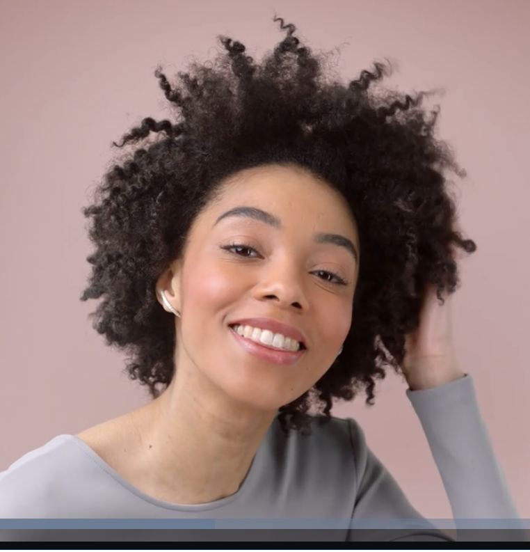 Vlny, prstýnky, kudrliny, afro… Jak na styling pro vlnité vlasy?