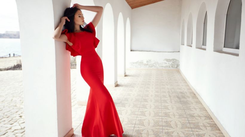 Noční elegance – dokonalý průvodce dámskými večerními šaty