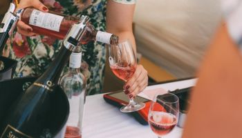 V polovině května dorazí do Prahy 30 vinařů. Dovezou šest tisíc lahví růžového vína