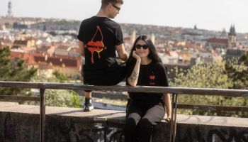 „Třešně jsou nejvíc hot ovoce,“ říká Jan Černý. Návrhář představil speciální merch