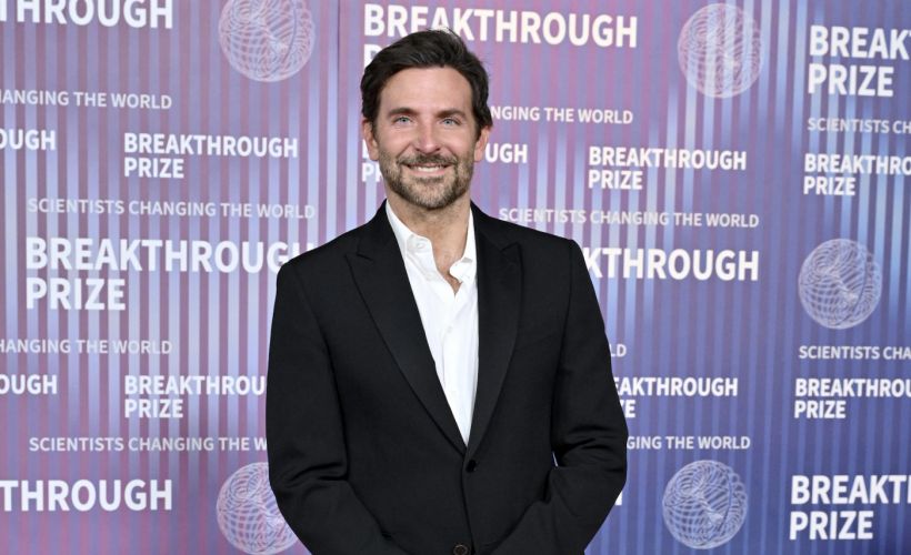 "Bradley Cooper: ikona stylu v černém jednořadém smokingu"