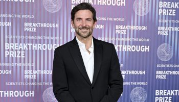 "Bradley Cooper: ikona stylu v černém jednořadém smokingu"