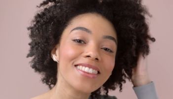 Vlny, prstýnky, kudrliny, afro… Jak na styling pro vlnité vlasy?