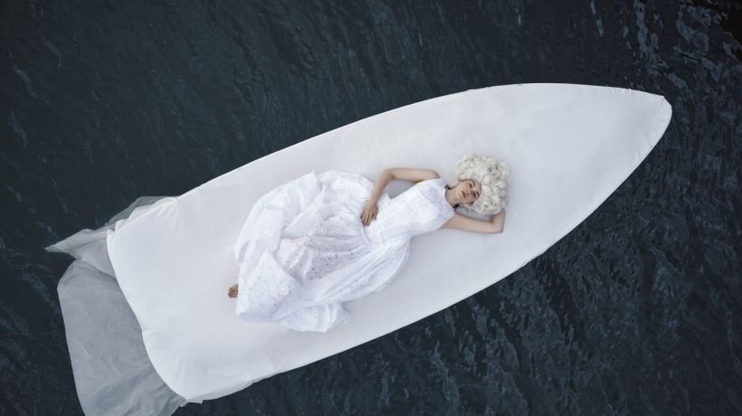 Tereza Rosalie Kladošová se ponořila do nastávající nevěsty hned z několika možných pohledů. Vznikla tak její první svatební kolekce