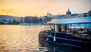 Elektrická loď Anna Carolina: na Vltavě se představuje ekologická budoucnost osobní dopravy na vodních tocích
