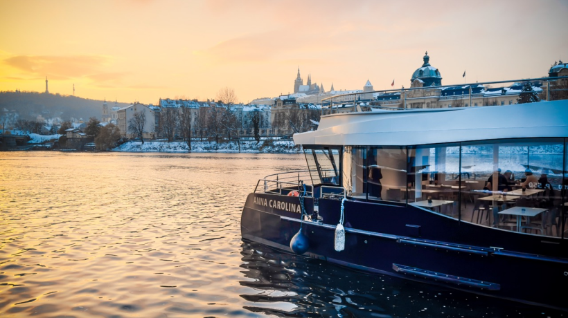 Elektrická loď Anna Carolina: na Vltavě se představuje ekologická budoucnost osobní dopravy na vodních tocích