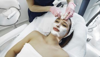 Plastická operace v létě? Na kliniky míří učitelé i cizinci