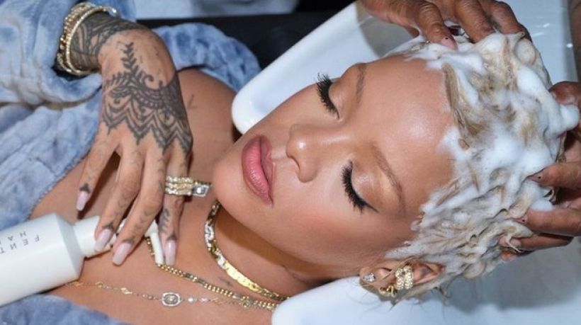 Rihanna oficiálně uvádí vlasovou péči, na kterou nedá dopustit