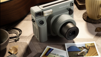 Nový instantní fotoaparát instax WIDE 400 je určen pro focení skupinových snímků