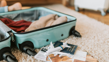 Stylově a úsporně: 5 pravidel, jak se zabalit na dovolenou do malého kufru