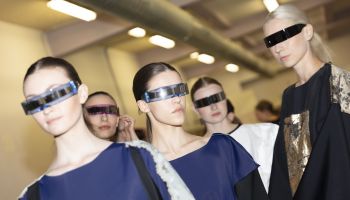 Každý model mé nejnovější kolekce otevírá dialog mezi chaosem a řádem, říká návrhářka Lucie Marková