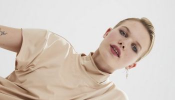 Pudrové odstíny točené zmrzliny, vzdušné materiály a důraz na sukně, to je letní kolekce LIN designerky Lady Vyvialové