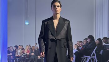 Slovenský návrhář Michael Kováčik představil autorskou přehlídku na sezónu SS25, kde vyzdvihl naše každodenní oblékání