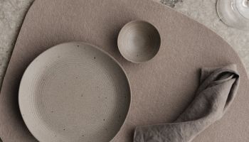 Mocha Mousse: Kávová pěna – Pantone barva roku 2025 dobývá domovy