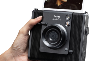 Víme, jak kreativně zachytit své vzpomínky. FUJIFILM přináší na český trh hybridní instantní fotoaparát instax WIDE Evo