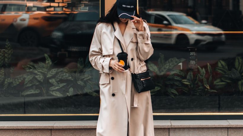 Od elegance po ležérní styl: Jak nosit trenčkot?