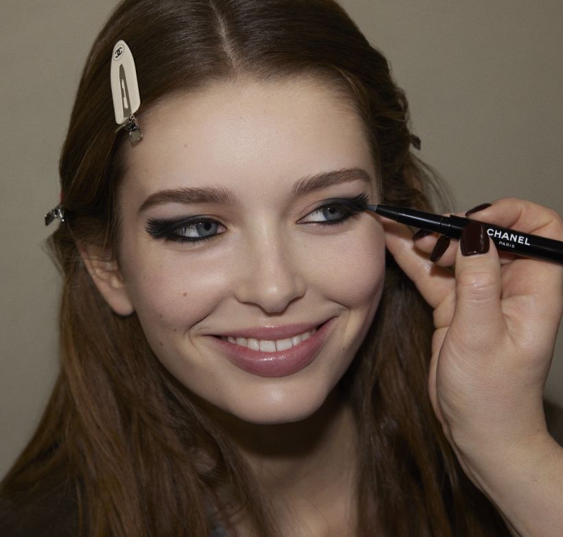 Dramatické líčení s Chanel. Krok za krokem, jak vytvořit výrazný look