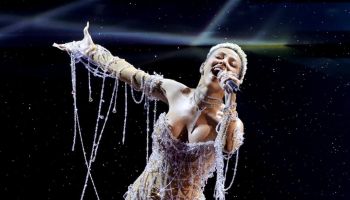 Ariana Grande a Doja Cat očarovaly Oscary 2025 pomocí milionu krystalů Swarovski