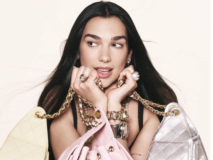 Dua Lipa je tváří nové kabelky Chanel 25