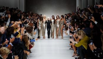 Duben ve světě módy: Versace, Givenchy, Dior i Jean Paul Gaultier mají své nové kreativní ředitele