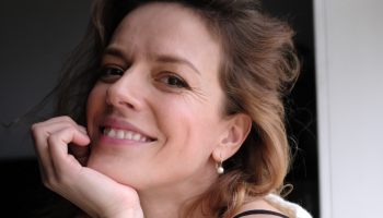Ženy by měly nejprve poznat samy sebe, objevit vlastní autenticitu a zdravé sebevědomí, říká herečka Andrea Růžičková