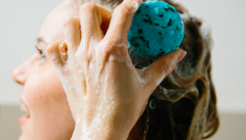 Nová kampaň Plastic Free July značky Lush dokazuje, že i malé změny mají sílu