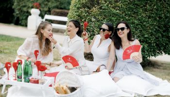 Oslava elegance: piknik šampaňského MUMM zazářil na karlovarském festivalu