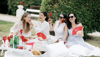 Oslava elegance: piknik šampaňského MUMM zazářil na karlovarském festivalu