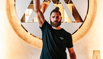 Silné tělo, klidná mysl, to je mantra MMA bojovníka Jiřího Procházky, který svůj čas mimo jiné věnuje vzdělávání a cyklistice