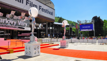 Zkažené šaty na zahájení filmového festivalu? NEHERA oblékne Táňu Pauhofovou do šatů z nadcházející kolekce SS26