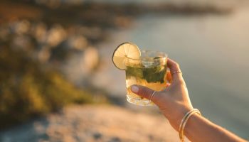 Jak sladit šperky s opálenou pokožkou: Rozzáří vás stříbro, zlato nebo rosegold?