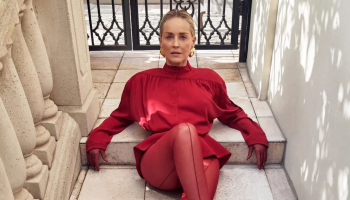 Sharon Stone hvězdou nové kampaně značky Mugler. Nechybí provokativní scéna ze Základního instinktu
