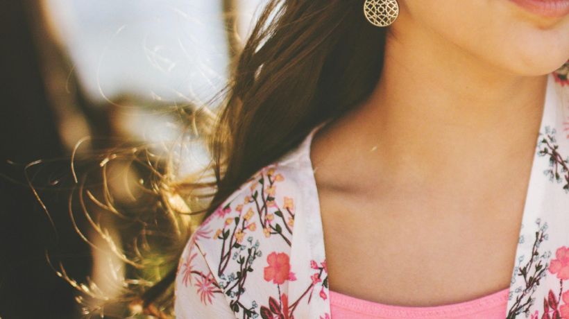 Noblesní styling na léto: Nový lak na vlasy od Michala Zapoměla spojuje ochranu, lesk a antistatický účinek