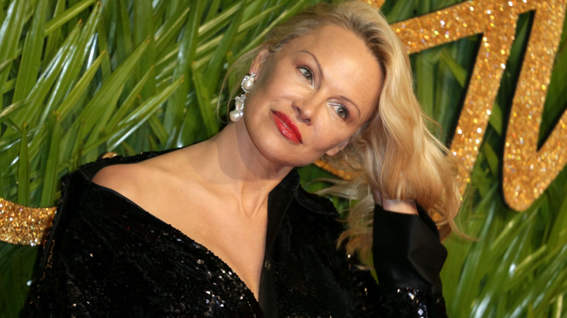 Pamela Anderson a Liam Neeson prezentují na tiskovém turné víc než jen nový film. Netají se ani tím, že jsou do sebe zamilovaní