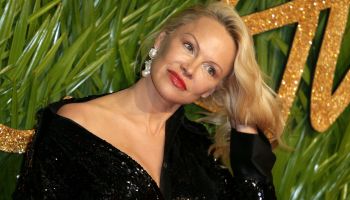 Pamela Anderson a Liam Neeson prezentují na tiskovém turné víc než jen nový film. Netají se ani tím, že jsou do sebe zamilovaní